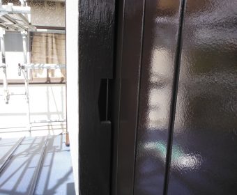 木製雨戸に鳥が巣を作る。