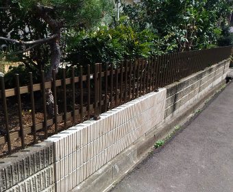 取替柱でフェンス交換工事 日高市