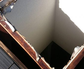 台風でトップライトが飛んでしまった。 日高市