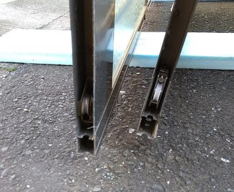 玄関引き戸の戸車交換　毛呂山町