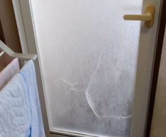 ユニットバス入り口ドアのパネル交換