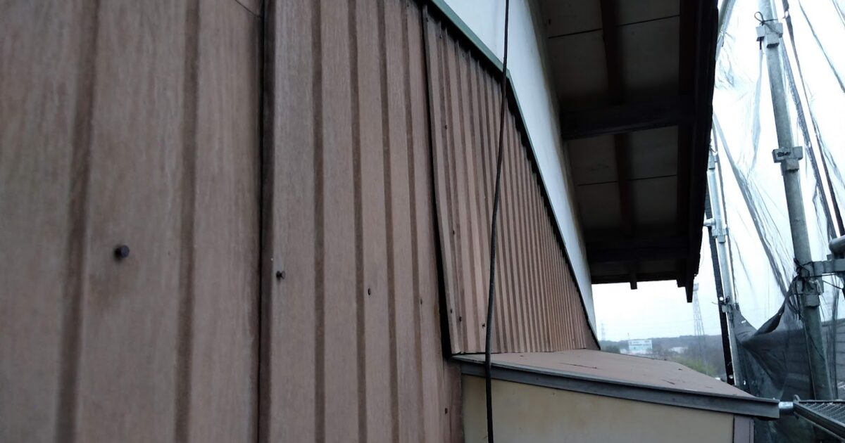 金属壁の補修工事　日高市