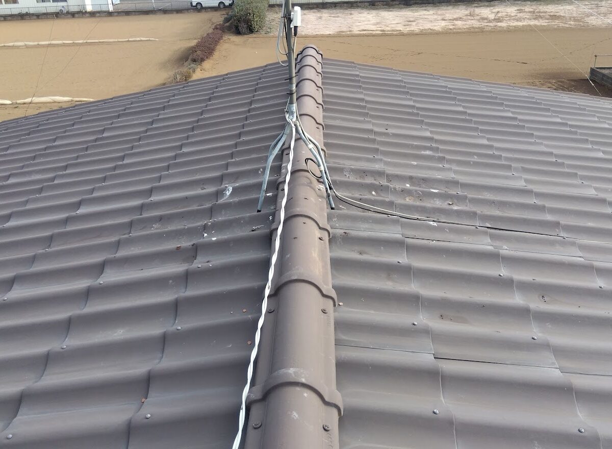 近所で外部工事をしていたらお宅の屋根が壊れている事に気づきました。