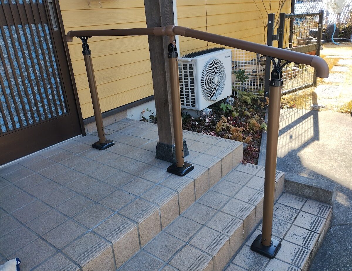 玄関外手摺工事　日高市
