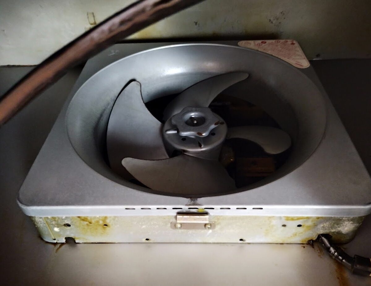 システムキッチンの換気扇交換　日高市