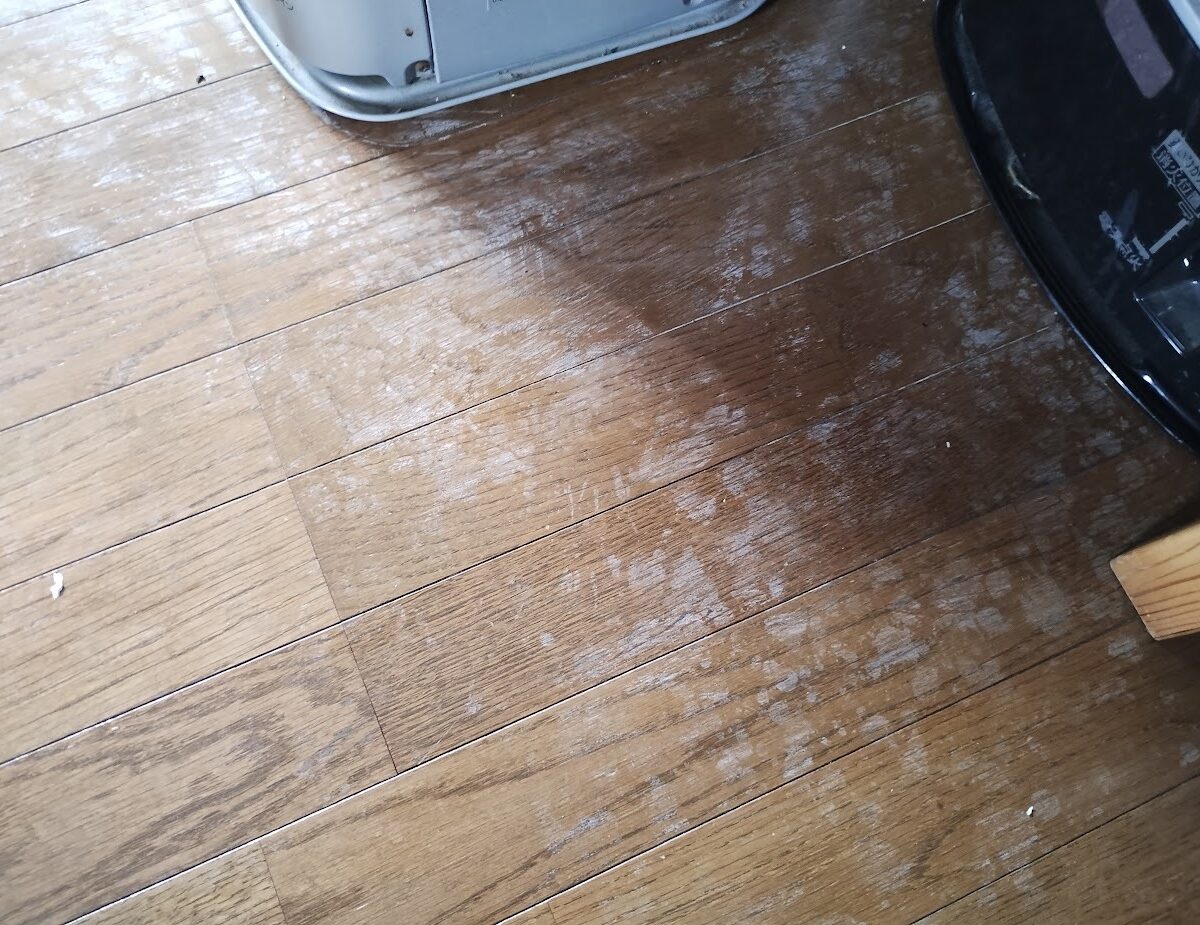 フローリングにアルコールをこぼした時は。